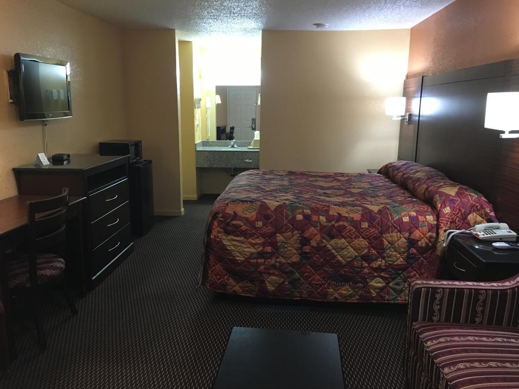 Redwood Inn - White Hall Стая снимка